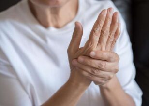 انواع آرتریت دست؛ علائم و روش های درمان
