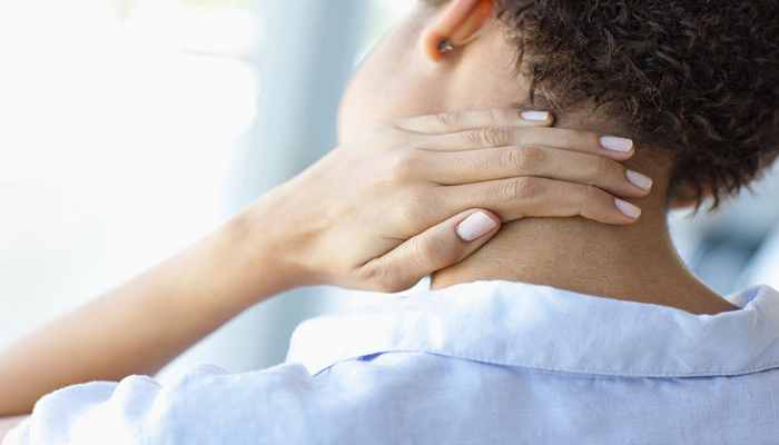 چرا دچار گردن درد میشویم؟علت و درمان گردن درد