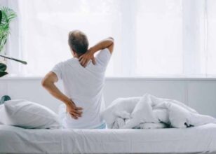 علت کمر درد صبحگاهی پیشگیری و ۵ روش درمان