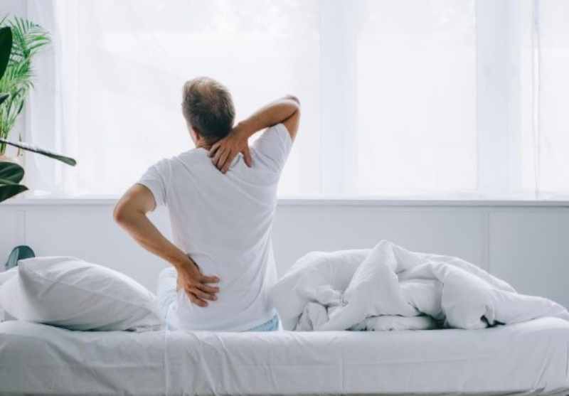 علت کمر درد صبحگاهی پیشگیری و ۵ روش درمان